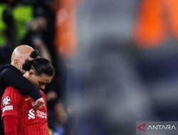 Van Dijk tenangkan Nunez lalu Jones setelahnya gagal penalti