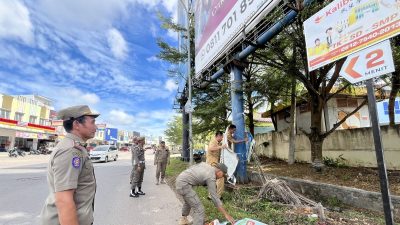 Tim gabungan Batam mulai tertibkan reklame
